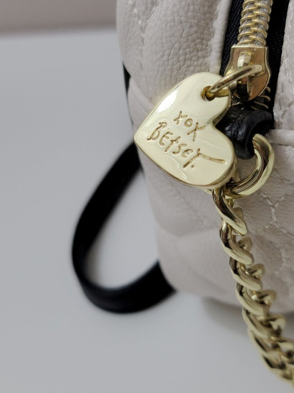 Betsey Johnson White Heart Quilted Crossbody Bag Gold Chain Black Bow Camera Bag - Picture 2 of 8